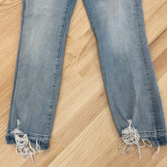 DL1961 - Picture 2 of 8